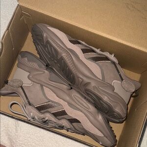 Adidas Women’s Ozweego Brown Size 10
LIKE NEW 
WORN ONCE